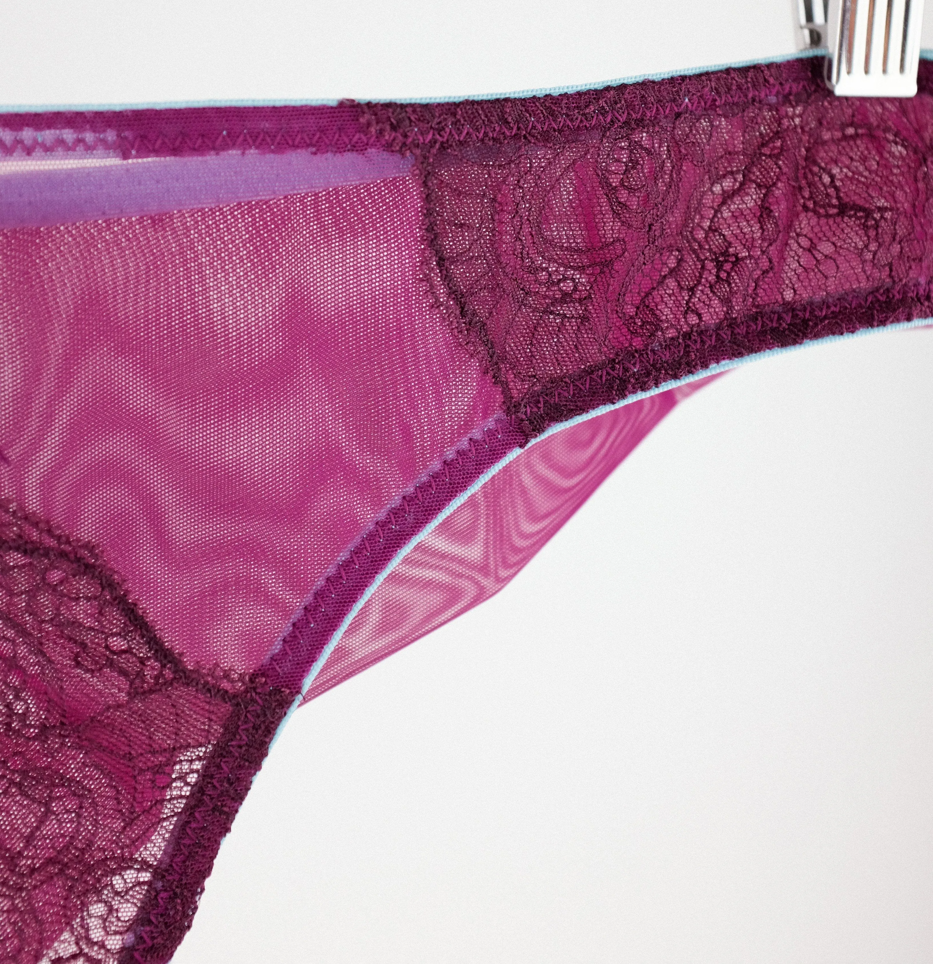 Mulberry mesh w. plum & turquoise low rise knicker