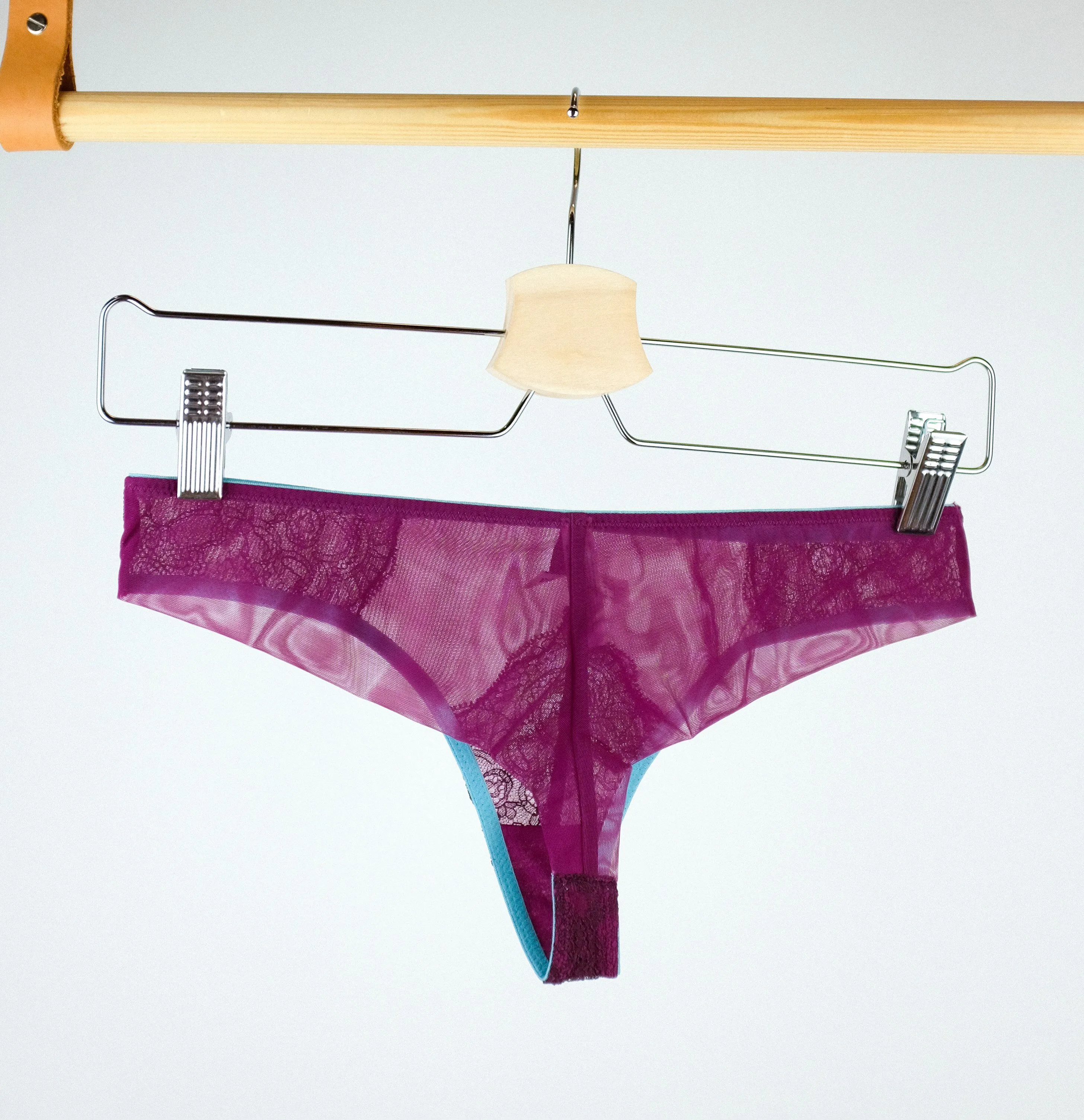 Mulberry mesh w. plum & turquoise low rise knicker